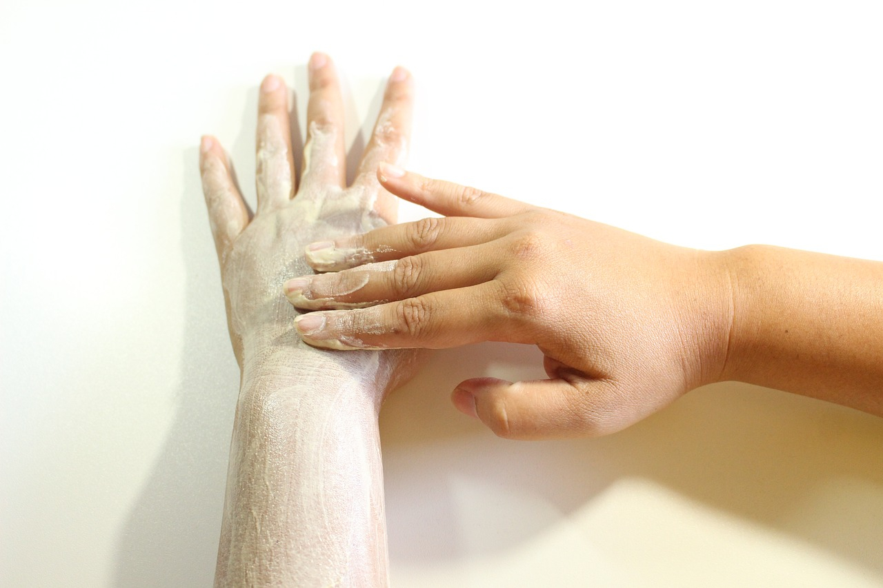 Domowe sposoby na przesuszone dłonie - sprawdzone metody i porady