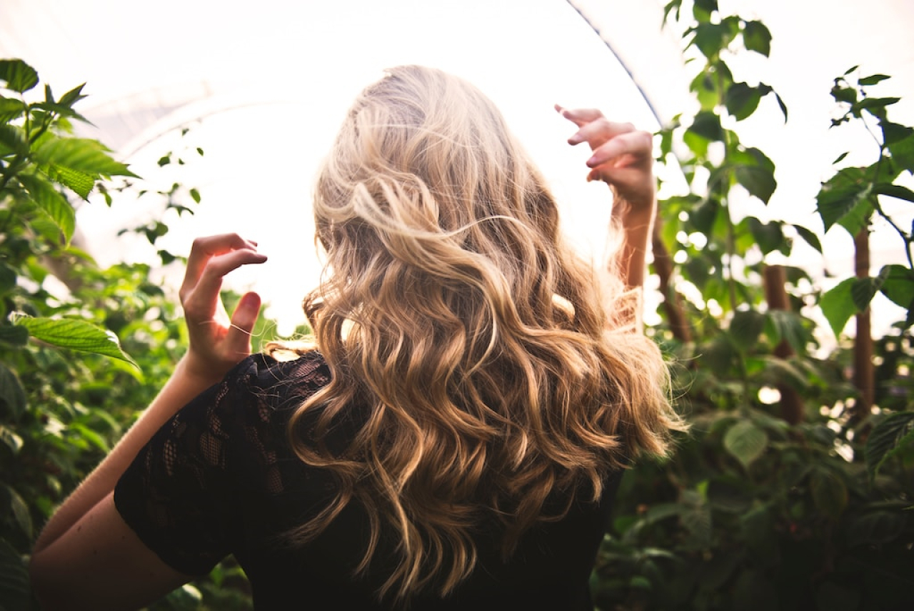 Jak trycholog wrocław może pomóc twoim włosom?