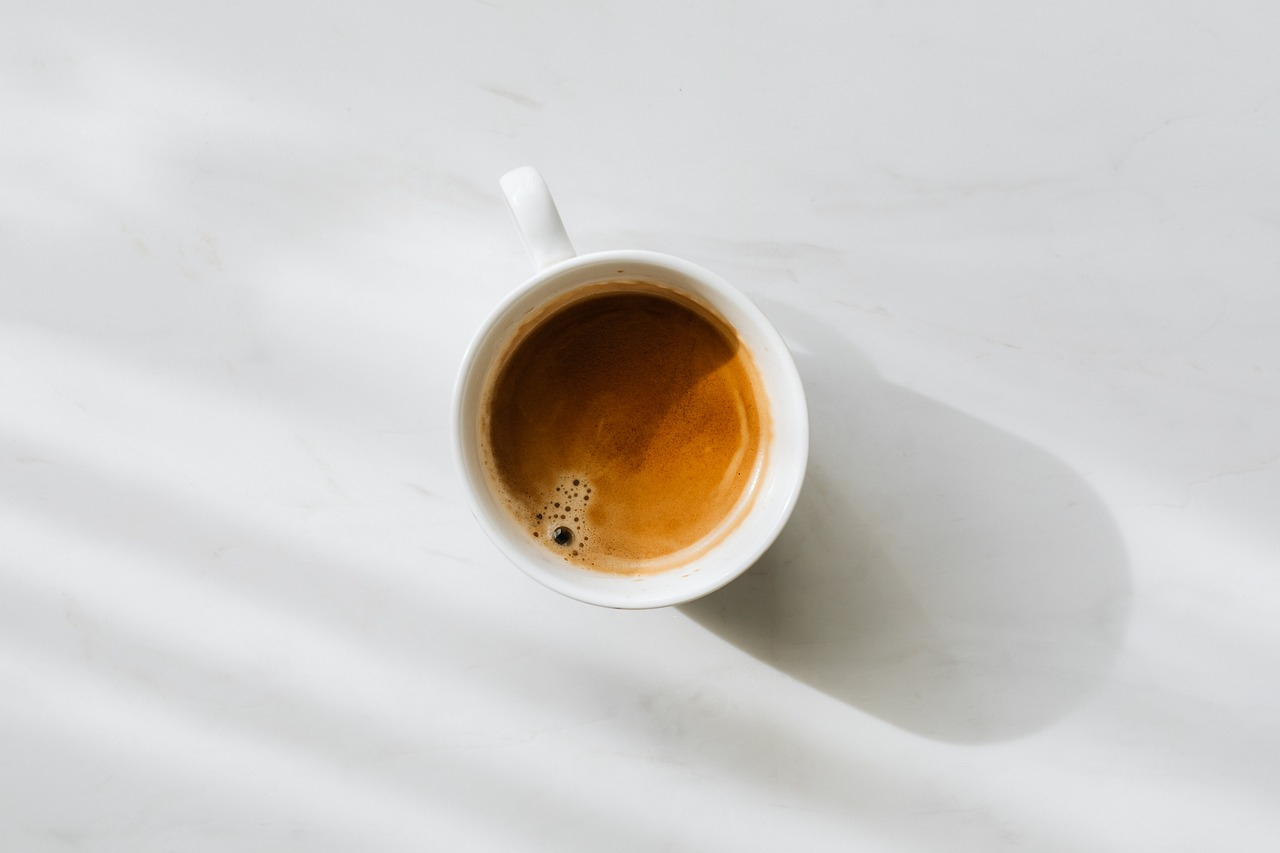 Kawa bezkofeinowa - co warto wiedzieć na jej temat? Palarnia kawy w Warszawie wyjaśnia
